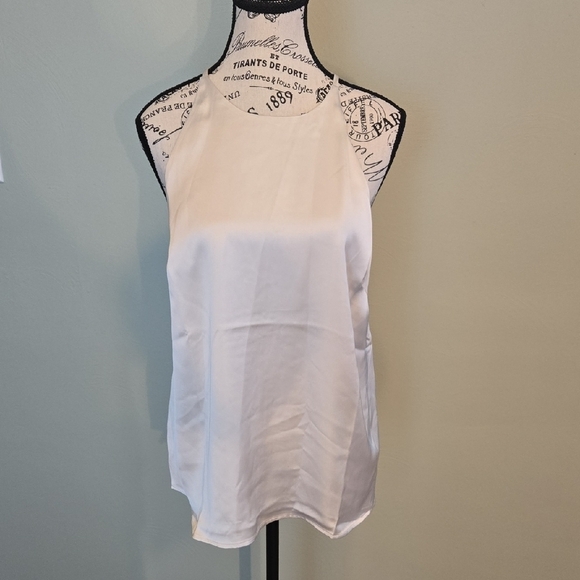 Elegant White Sleeveless Top - Picture 1 of 6